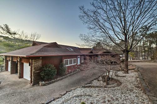 Lakefront Retreat With Dock And Beach 2 Miles To Golf