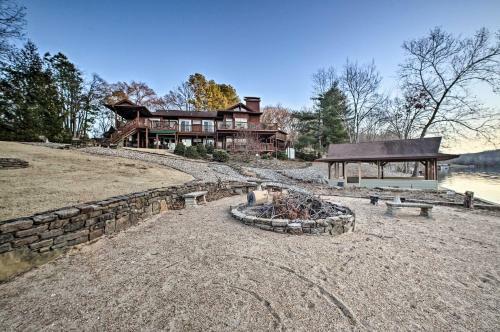 Lakefront Retreat With Dock And Beach 2 Miles To Golf