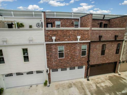 The Brownstone - 1 Block From Dtwn Square