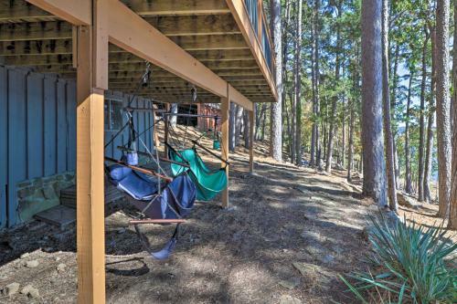 Waterfront Getaway With Furnished Deck And Grill!