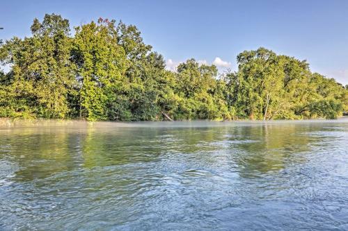 Heber Springs Retreat With Riverfront Patio And Dock!
