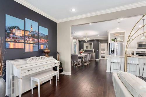 The Ritz - Centrally Located - Luxury Amenities