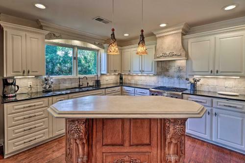 Luxe Hot Springs Oasis On Lake With Private Dock