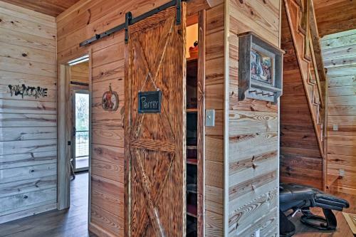 Log Cabin With Great Yard- 2 Miles To Lake Hamilton!