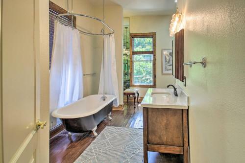 Upscale Hot Springs Escape Less Than 1 Mi To Downtown