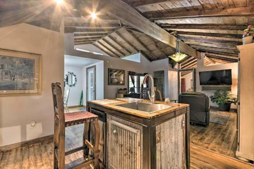 Rustic Chic Home About 1 Mi To Dtwn Hot Springs!