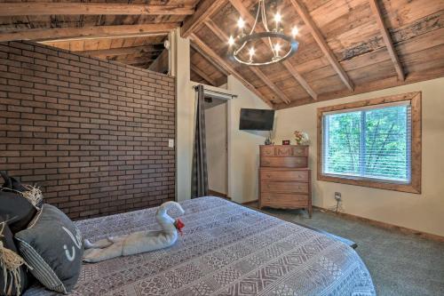 Rustic Chic Home About 1 Mi To Dtwn Hot Springs!