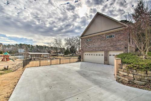 Lake Hamilton Retreat With Hot Tub And Dock!