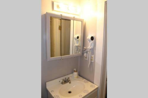 Delightful Bungalow With Spa Tub & Key-less Entry