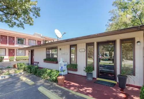 Hotel The Parkwood Inn & Suites