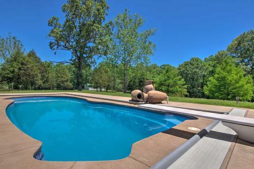 Family-friendly Norfork Lake Retreat Private Pool