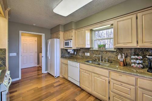 Relaxing Hot Springs Retreat With Gas Fireplace