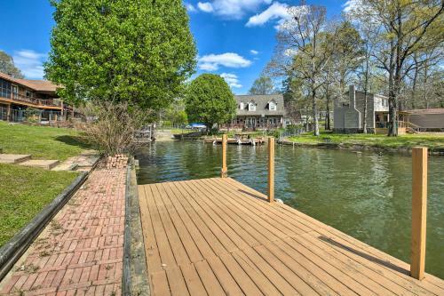 Gorgeous Lakefront Escape With Balcony And Dock!