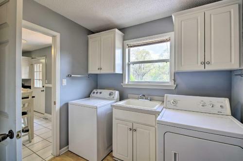 Gorgeous Lakefront Escape With Balcony And Dock!