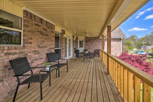 Gorgeous Lakefront Escape With Balcony And Dock!