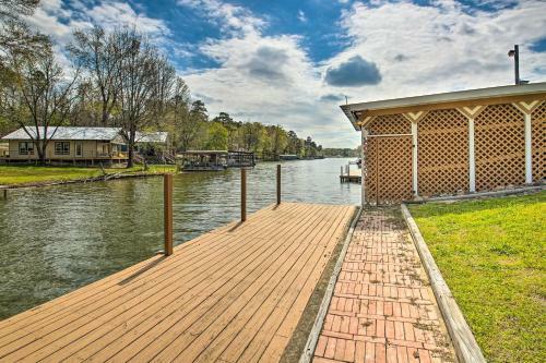 Gorgeous Lakefront Escape With Balcony And Dock!