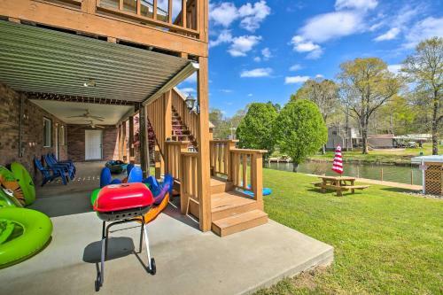 Gorgeous Lakefront Escape With Balcony And Dock!