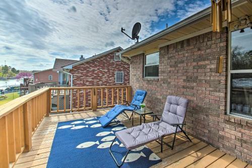 Gorgeous Lakefront Escape With Balcony And Dock!