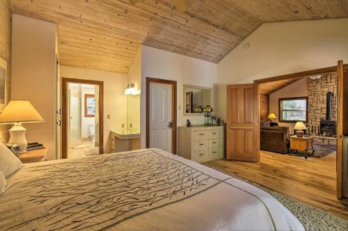 Custom-built Cabin With Spacious Deck 5 Mi To Hiking