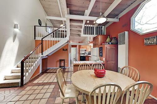 Coastal Getaway With Pool Table - Stroll To Beach Home