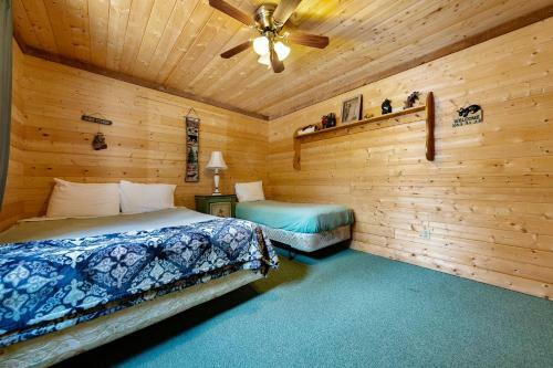 Rustic Cabin Retreat- Mins From Bass Lake