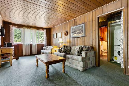 Rustic Cabin Retreat- Mins From Bass Lake
