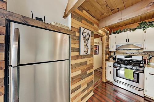 Classic Cabin With Woodsy Deck & Smart Tv Package Cabin