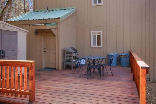 Bass Lake`s Honeybee Cabin
