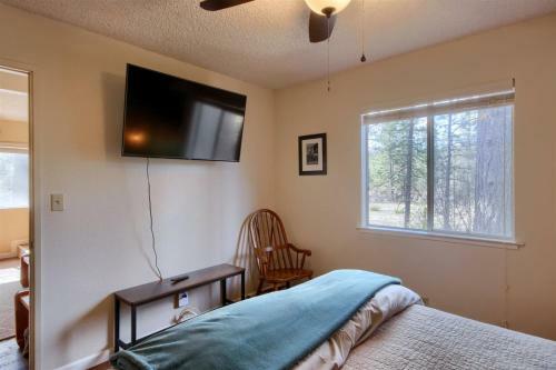 Bass Lake`s Honeybee Cabin
