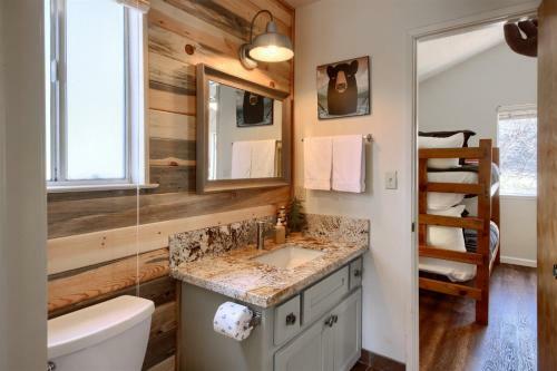 Bass Lake`s Honeybee Cabin