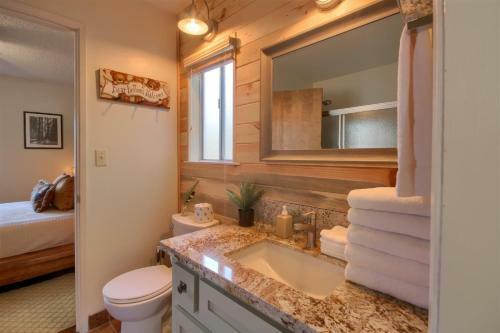 Bass Lake`s Honeybee Cabin