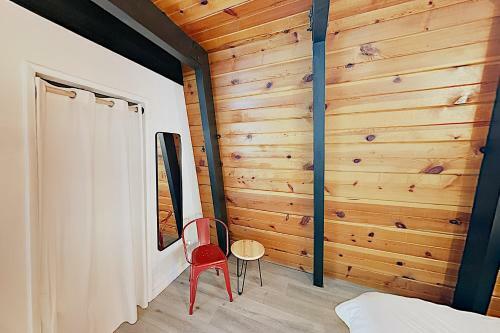 Rustic-chic Remodel With Fireplace, Deck & Hot Tub! Cabin