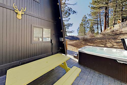 Rustic-chic Remodel With Fireplace, Deck & Hot Tub! Cabin