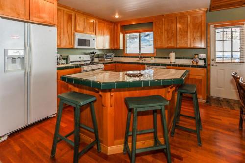 Moonridge Mountain Retreat-1876 By Big Bear Vacations