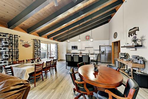 Dual-suite Mountain Getaway - Walk To Lake, Dining Home