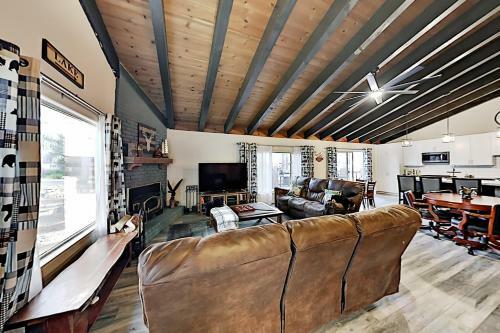 Dual-suite Mountain Getaway - Walk To Lake, Dining Home