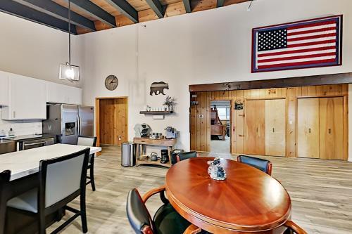 Dual-suite Mountain Getaway - Walk To Lake, Dining Home