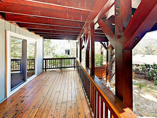 New Listing! Custom Lakeside Haven With Water Views Home