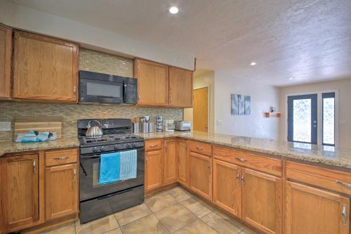 Big Bear Home With Yard - 2 Mi To Lake And Skiing!