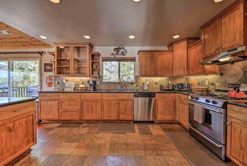 Luxe Castle Glen Home- Hot Tub, 2 Decks, Game Room