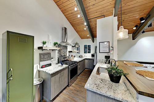 Modern Mountain Getaway - Near Skiing, Lake, Golf Home