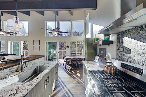 Modern Mountain Getaway - Near Skiing, Lake, Golf Home