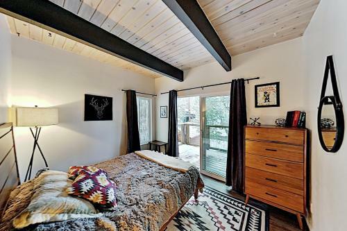 Modern Mountain Getaway - Near Skiing, Lake, Golf Home