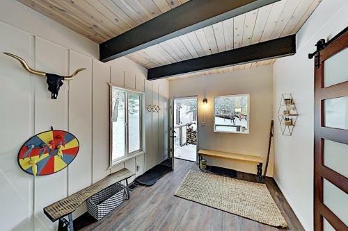 Modern Mountain Getaway - Near Skiing, Lake, Golf Home
