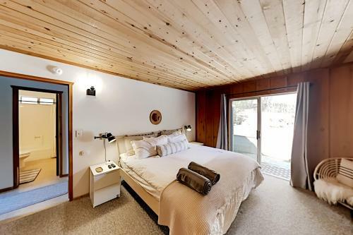 Moonridge Basecamp - Hot Tub, Foosball - By Slopes Home