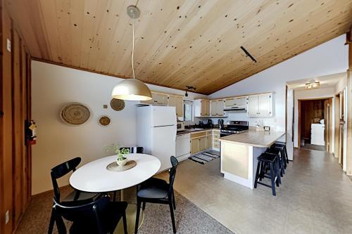 Moonridge Basecamp - Hot Tub, Foosball - By Slopes Home