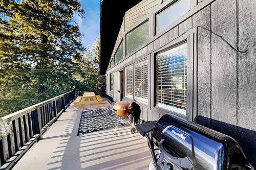 Moonridge Basecamp - Hot Tub, Foosball - By Slopes Home