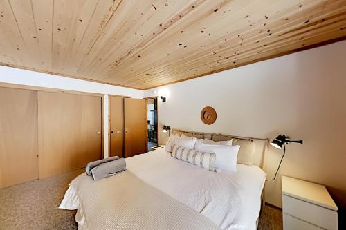 Moonridge Basecamp - Hot Tub, Foosball - By Slopes Home