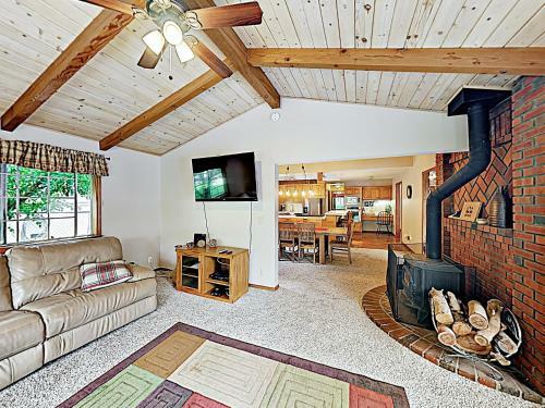 Custom Retreat With Hot Tub & Garage Home