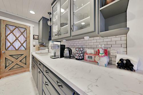 Incredible Restored Vintage Cabin With Hot Tub Home